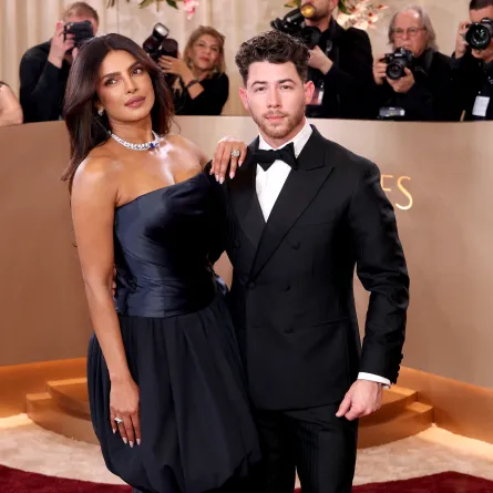 بريانكا شوبرا ونيك جوناسPriyanka Chopra and Nick Jonas  في حفل توزيع جوائز غولدن غلوب 2026. مصدر الصورة: Monica Schipper / GETTY IMAGES NORTH AMERICA / Getty Images via AFP