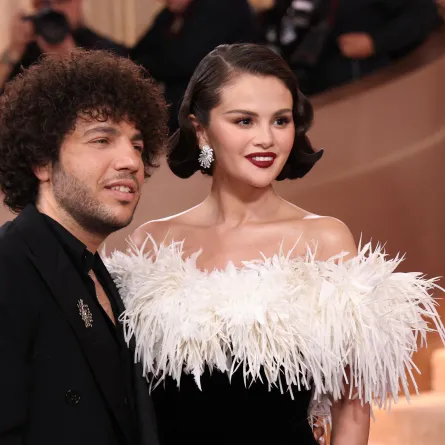 سيلينا غوميز وبيني بلانكو Benny Blanco and Selena Gomez في حفل توزيع جوائز غولدن غلوب 2026. مصدر الصورة: Monica Schipper / GETTY IMAGES NORTH AMERICA / Getty Images via AFP