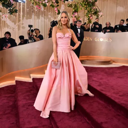 نيكي غلاسر Nikki Glaser في حفل توزيع جوائز غولدن غلوب 2026. مصدر الصورة: Frederic J. Brown / AFP