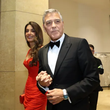 جورج كلوني George Clooney وزوجته أمل كلوني Amal Clooney في حفل توزيع جوائز غولدن غلوب 2026. مصدر الصورة: VALERIE MACON / AFP