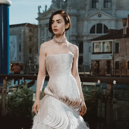 ليلي كولنز بفستان من دار سكياباريللي  Schiaparelli - الصورة من العلاقات العامة للدار 