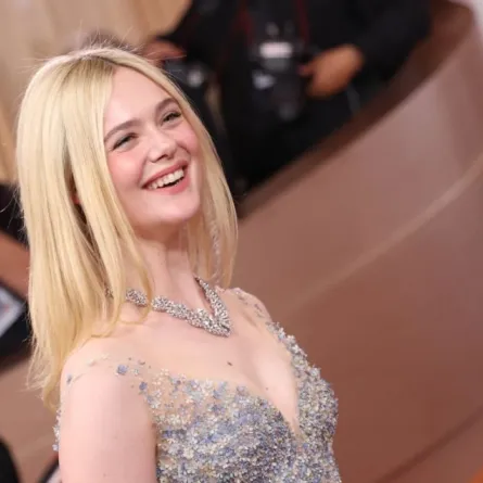 إيل فانينغ Elle Fanning في حفل توزيع جوائز غولدن غلوب السنوي الـ83. مصدر الصورة: Michael Tran / AFP