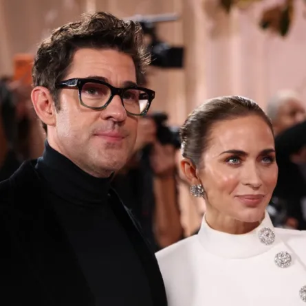 إيميلي بلانت Emily Blunt وجون كراسينسكي John Krasinski في حفل توزيع جوائز غولدن غلوب 2026. مصدر الصورة: Michael Tran / AFP