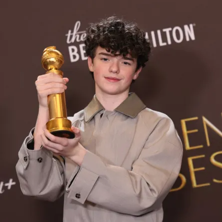 أوين كوبر Owen Cooper يحمل جائزة غولدن غلوب 2026 للمرة الأولى كأصغر فائز. مصدر الصورة: Etienne Laurent / AFP