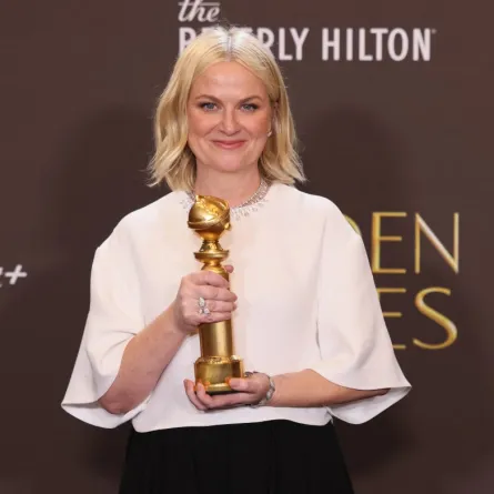 آيمي بولر تحمل جائزتها في حفل توزيع جوائز غولدن غلوب 2026 (Amy Poehler holding her award at the 2026 Golden Globe Awards)- مصدر الصورة: Etienne Laurent / AFP 