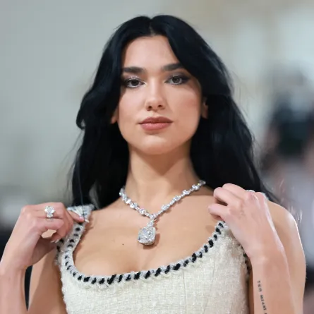 دوا ليبا بقلادة تيفاني آند كو الأسطورية في حفل ميت غالا 2023- مصدر الصورة (Theo Wargo/Getty Images for Karl Lagerfeld/AFPTheo Wargo / GETTY IMAGES NORTH AMERICA / Getty Images via AFP)