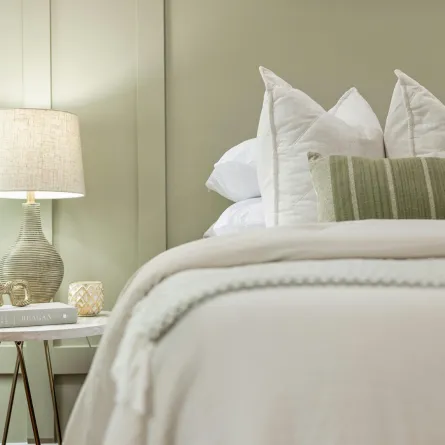 غرفة نوم مؤثثة بسرير