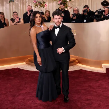 بريانكا شوبرا Priyanka Chopra Jonas ونيك جوناس Nick Jonas في حفل توزيع جوائز غولدن غلوب 2026. مصدر الصورة: MONICA SCHIPPER / GETTY IMAGES NORTH AMERICA / GETTY IMAGES VIA AFP