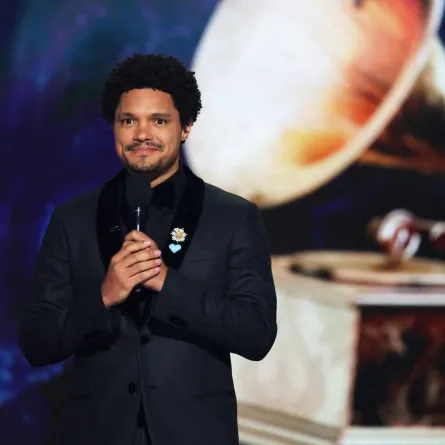 تريفور نواه Trevor Noah في حفل توزيع جوائز غرامي 2025. مصدر الصورة: Kevin Winter/Getty Images for The Recording Academy/AFP