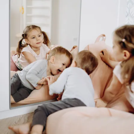 صورة أطفال يلعبون أمام المرآة