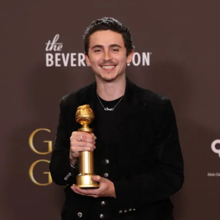 تيموثي شالاميه مع جائزة أفضل ممثل في فيلم موسيقي أو كوميدي خلال حفل توزيع جوائز غولدن غلوب الـ83 Timothee Chalamet poses in the press room with the Best Actor in a Motion Picture – Musical or Comedy for "Marty Supreme" during the 83rd annual Golden Globe Awards (Photo by Etienne Laurent / AFP)