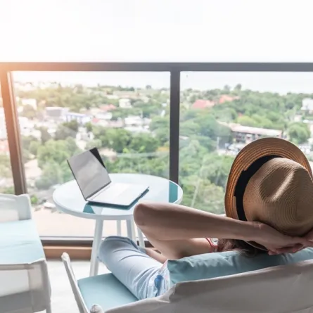 امرأة تسترخي في الفندق