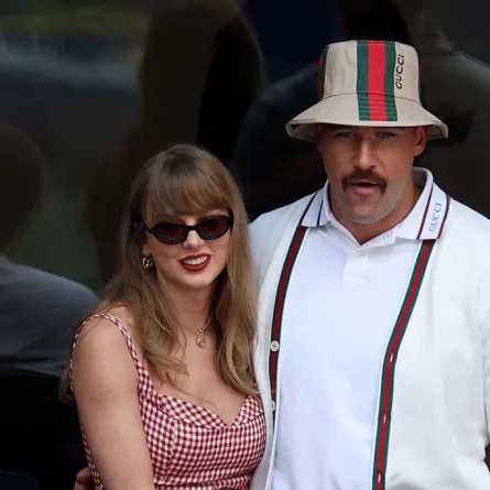 تايلور سويفت وترافيس كيلسي (Taylor Swift and Travis Kelce)- مصدر الصورة Photo by JAMIE SQUIRE / GETTY IMAGES NORTH AMERICA / Getty Images via AFP