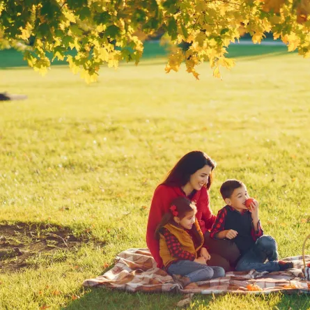 صورة لأم في الهواء الطلق مع أطفالها