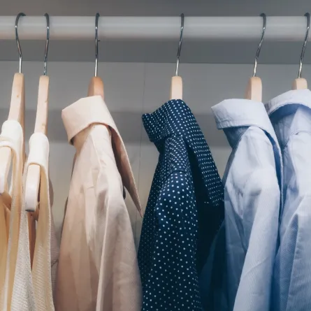 ملابس داخل خزانة