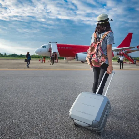 مسافرة متجهة نحو الطائرة