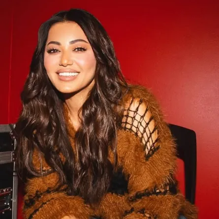 رحمة رياض وألكسندر علوم يحتفلان بيوم ميلادهما داخل الطائرة