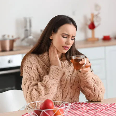 امرأة تشرب الشاي