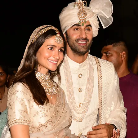 رانبير كابور وعليا بهات خلال حفل زفافهما في مومباي (Ranbir Kapoor and Alia Bhatt during their wedding ceremony in Mumbai) -مصدر الصورة: SUJIT JAISWAL / AFP