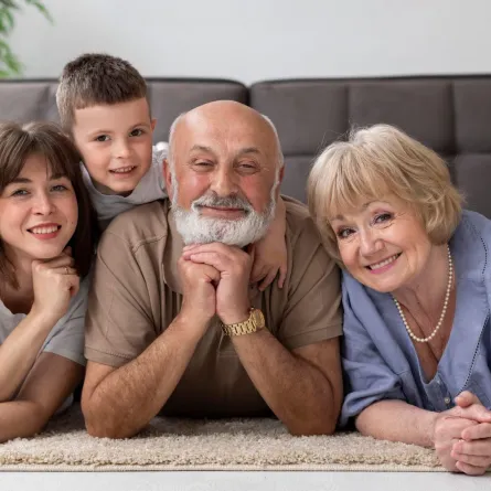 زوجة شابة وابنها يستمتعون بجمال الصباح مع والدتها ووالدها، ويبدو الاجداد سعداء بالحفيد