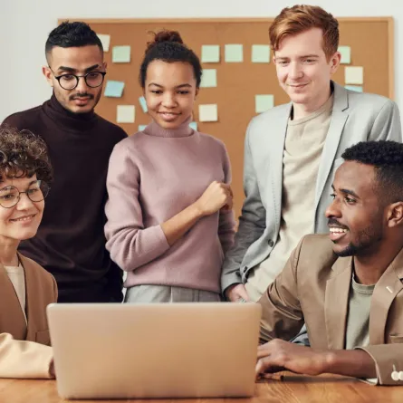 مجموعة من الشباب يشتركون بعمل جماعي ويبدو عليهم التعاون والرضا