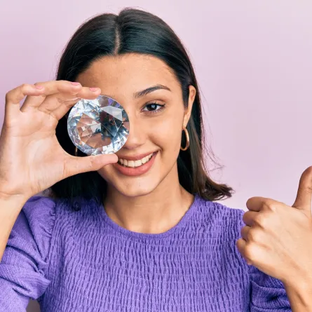 كيف تميزين الأحجار الكريمة من الأحجار المزيفة؟ - مصدر الصورة Freepik