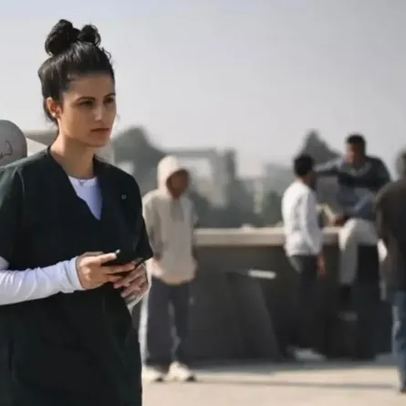 كيرا يغنم في أحد مشاهد "صحاب الأرض"- الصورة من المركز الإعلامي للمسلسل