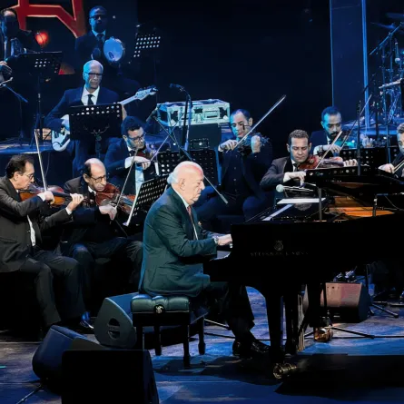 المايسترو عمر خيرت يترك لأصابعه عنان التعبير في لوحة مذهلة بمسرح المرايا بالعلا