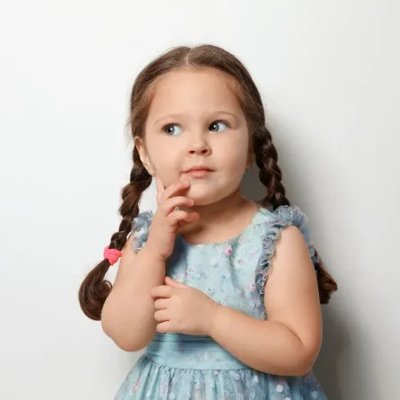 صورة طفلة تفكر