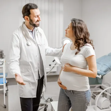صورة طبيب يرحب بالحامل