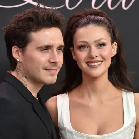 بروكلين بيكهام وزوجته نيكولا بيلتز بيكهام في مسرح بروين، في لوس أنجلوس، كاليفورنيا (Brooklyn Beckham and wife Nicola Peltz Beckham at the Bruin Theatre, in Los Angeles, California). مصدر الصورة: LISA O'CONNOR / AFP