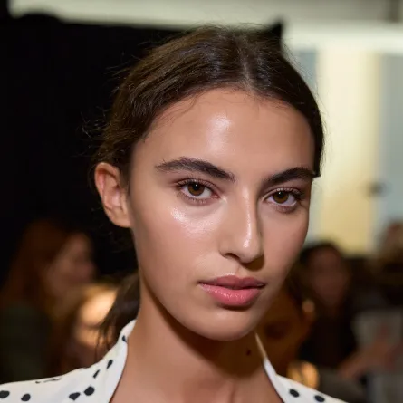 كيف تتخلّصين من البقع الداكنة بعد حبّ الشباب