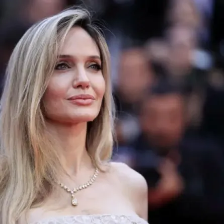 أنجلينا جولي في الدورة الـ78 من مهرجان كان السينمائي في كان، جنوب فرنسا (Angelina Jolie at the 78th edition of the Cannes Film Festival in Cannes, southern France). مصدر الصورة: Valery HACHE / AFP