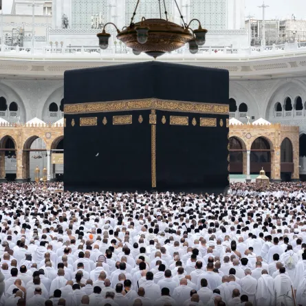 ضيوف الرحمن يؤدون الصلاة داخل المسجد الحرام - الصورة من الهيئة العامة للعناية بشؤون الحرمين على إكس