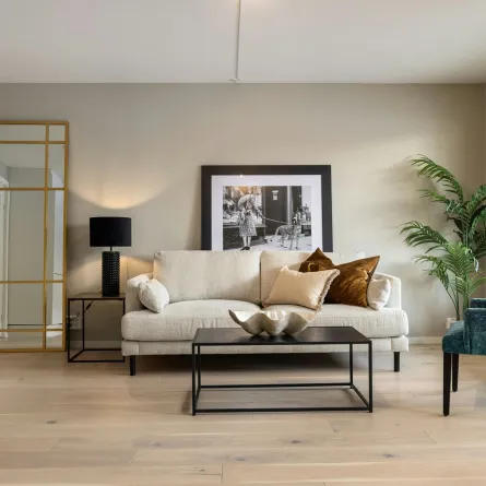 غرفة معيشة فسيحة ومضاءة