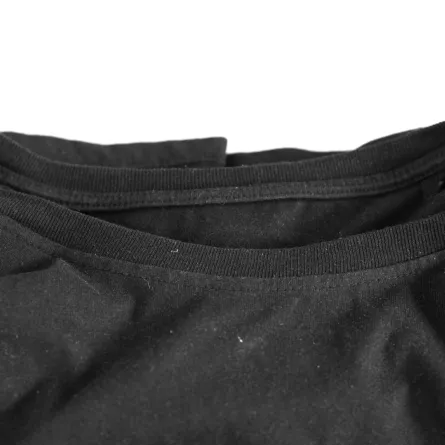 قميص من القطن الأسود باهت اللون