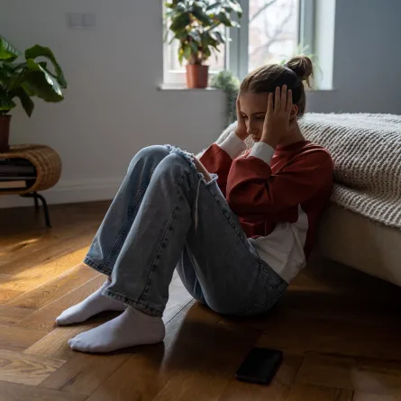 مراهقة تعاني من ثقتها بنفسها