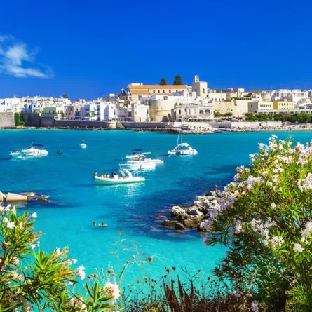 في بوليا تلتقي العمارة القروسطية بزرقة البحر