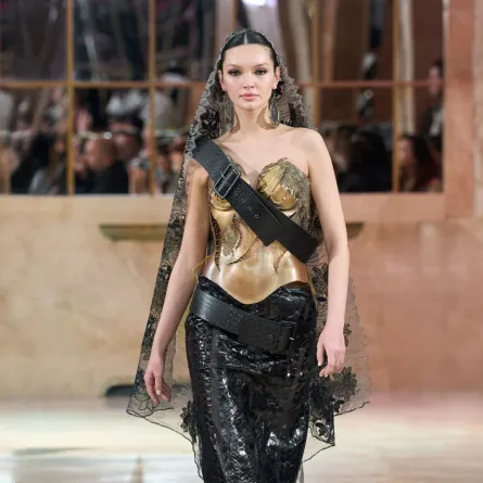 من مجموعة روبير أبي نادر لأسبوع الهوت كوتور ربيع وصيف 2026 - الصورة من Launchmetrics/Spotlight ©