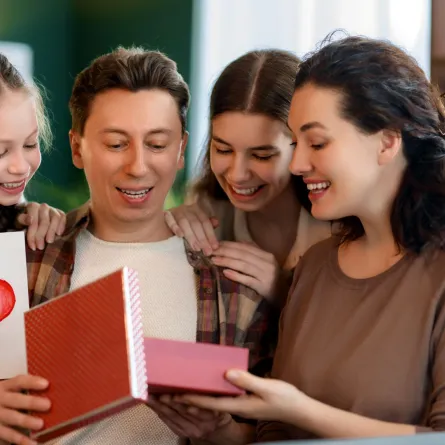 أسرة سعيدة تحتفل بيوم الحب