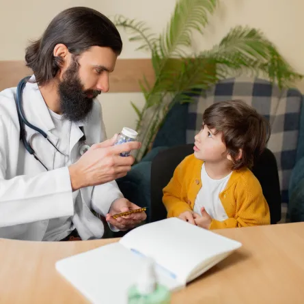 صورة طفل يتناول الدواء