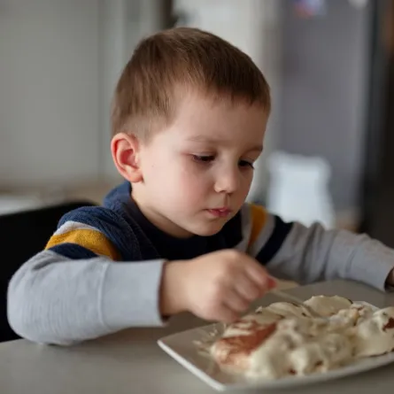 صورة طفل يأكل