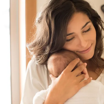 صورة أم تضم مولودها