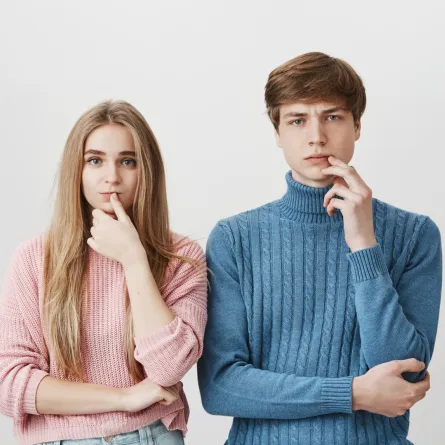 شاب وفتاة يفكران في كيفية بناء حياتهم- مصدر الصورة freepik