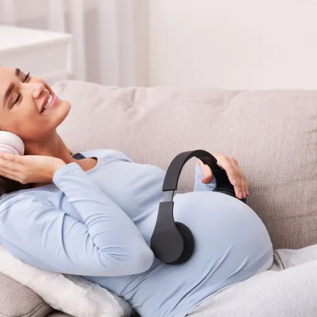 كيف يبدأ الجنين بتعلُّم اللغة قبل الولادة؟- الصورة من موقع Freepik