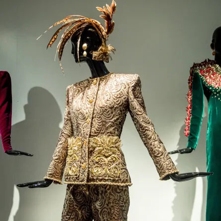 تصميم من هوبيرت دو جيفنشي Hubert de Givenchy من عام 1990، في معرض نظّم بمناسبة مرور 40 سنة على مسيرة المصمم، في مدينة كاليه، فرنسا، عام 2017 (مصدر الصورة: Philippe Huguen / AFP).