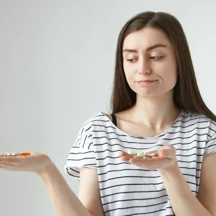 امراة حائرة في قرار المكملات الغذائية المناسب -المصدر: freepik