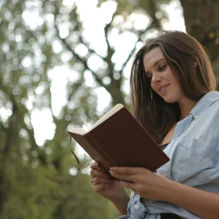 فتاة تقرأ كتاباً يحتوي على عدد من القصص القصيرة الممتعة 