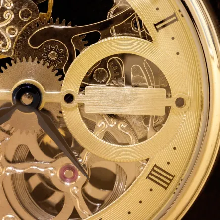 كيف تعمل الساعة الميكانيكية من دون بطارية؟