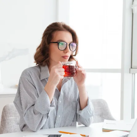 سيدة تتناول الشاي الأسود- المصدر freepik